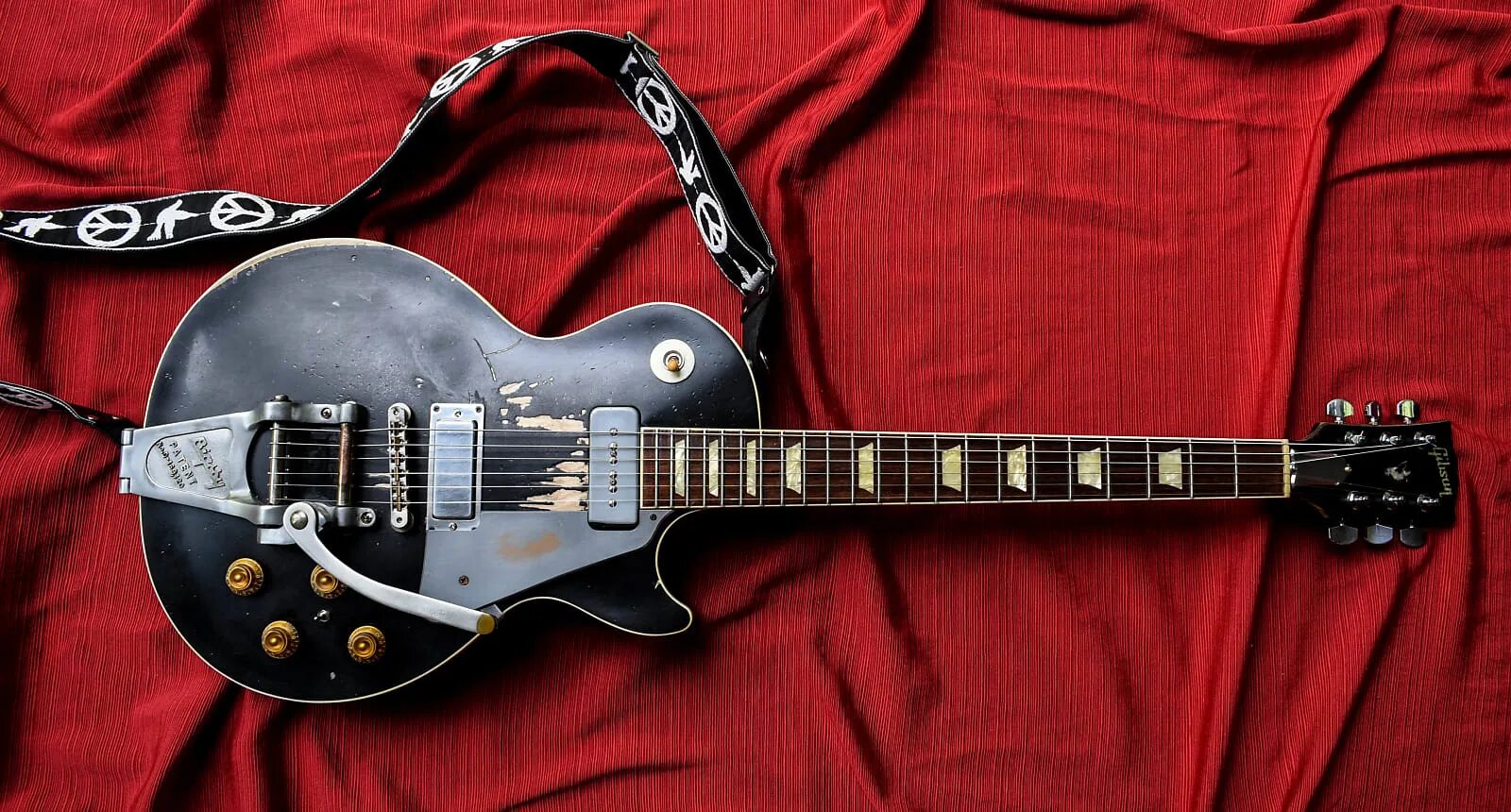 Old paul's. Gibson les Paul Relic. Gibson les Paul Neil young. Gibson les Paul Black. Gibson les Paul Custom Black 1953.