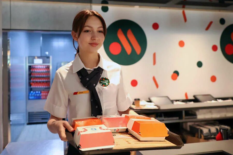 Вкусно и точка работа несовершеннолетних. Униформа макдональдс. mcdonald&#039;s вкусно и точка. вкусно и точка макдональдс.