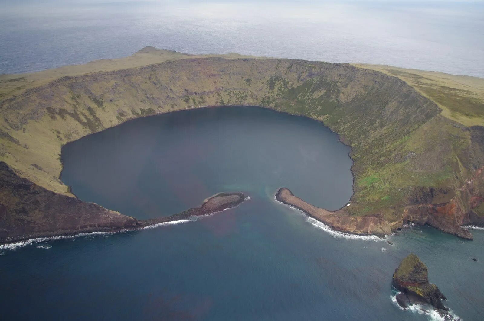 Остров кергелен в индийском океане. Острова кергелен французские южные территории. Архипелаг кергелен. Гранд-тер (кергелен). Французские южные территории.