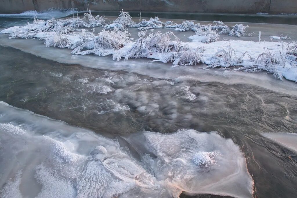 Вода в реке замерзла