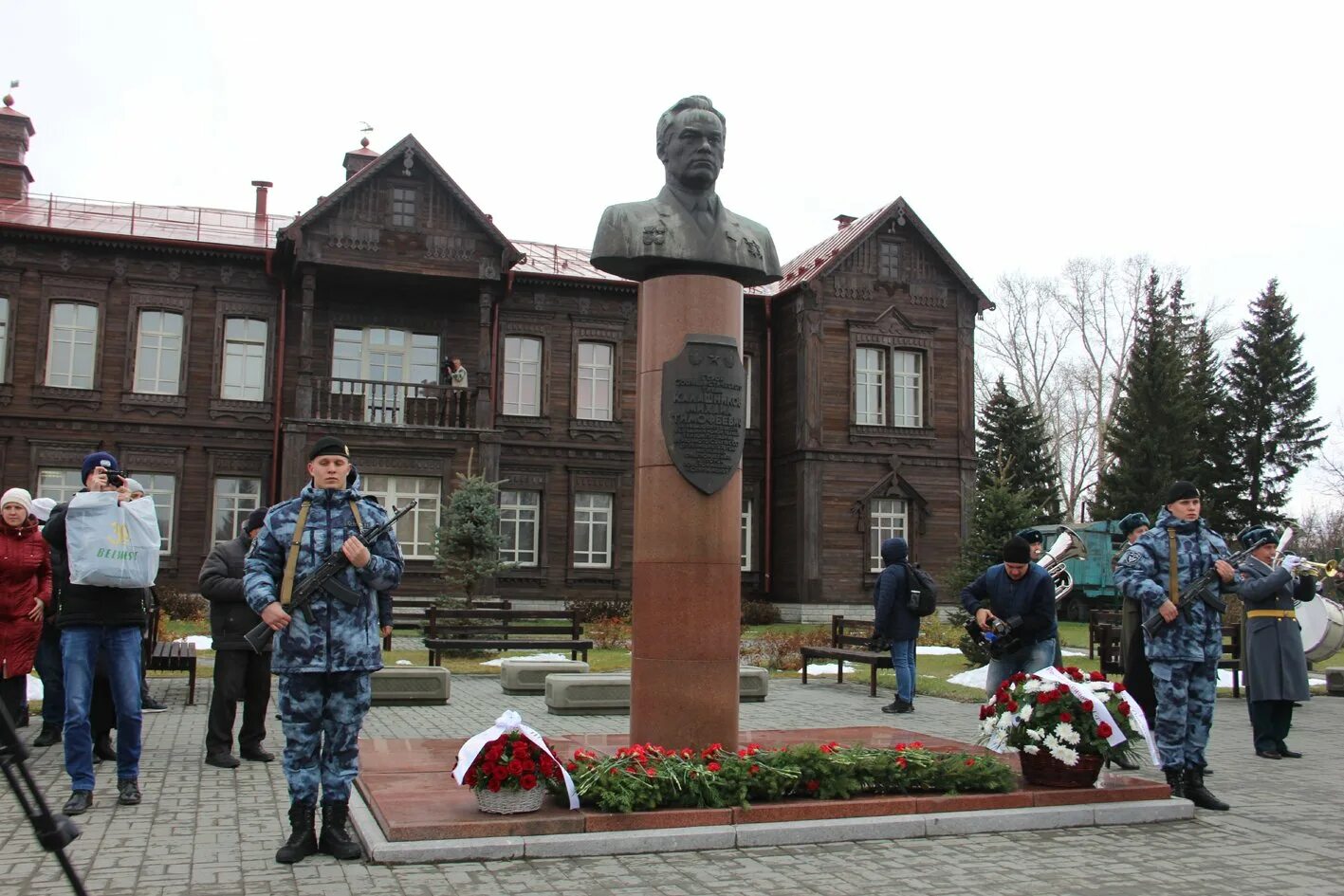 Музей Михаила Калашникова в селе Курья Алтайский край. Музей Калашникова в Курье Алтайский край. Курья Алтайский край дом Калашникова. Курья сегодня