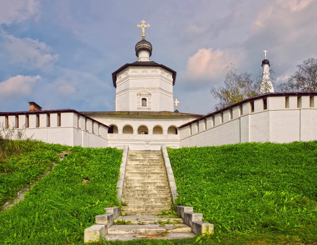 Монастыри тверской области фото. Старицкий Свято-Успенский монастырь. Старицкий Успенский монастырь Старица. Старица мужской Успенский монастырь. Свято Успенский монастырь Старица Троицкая Церковь.