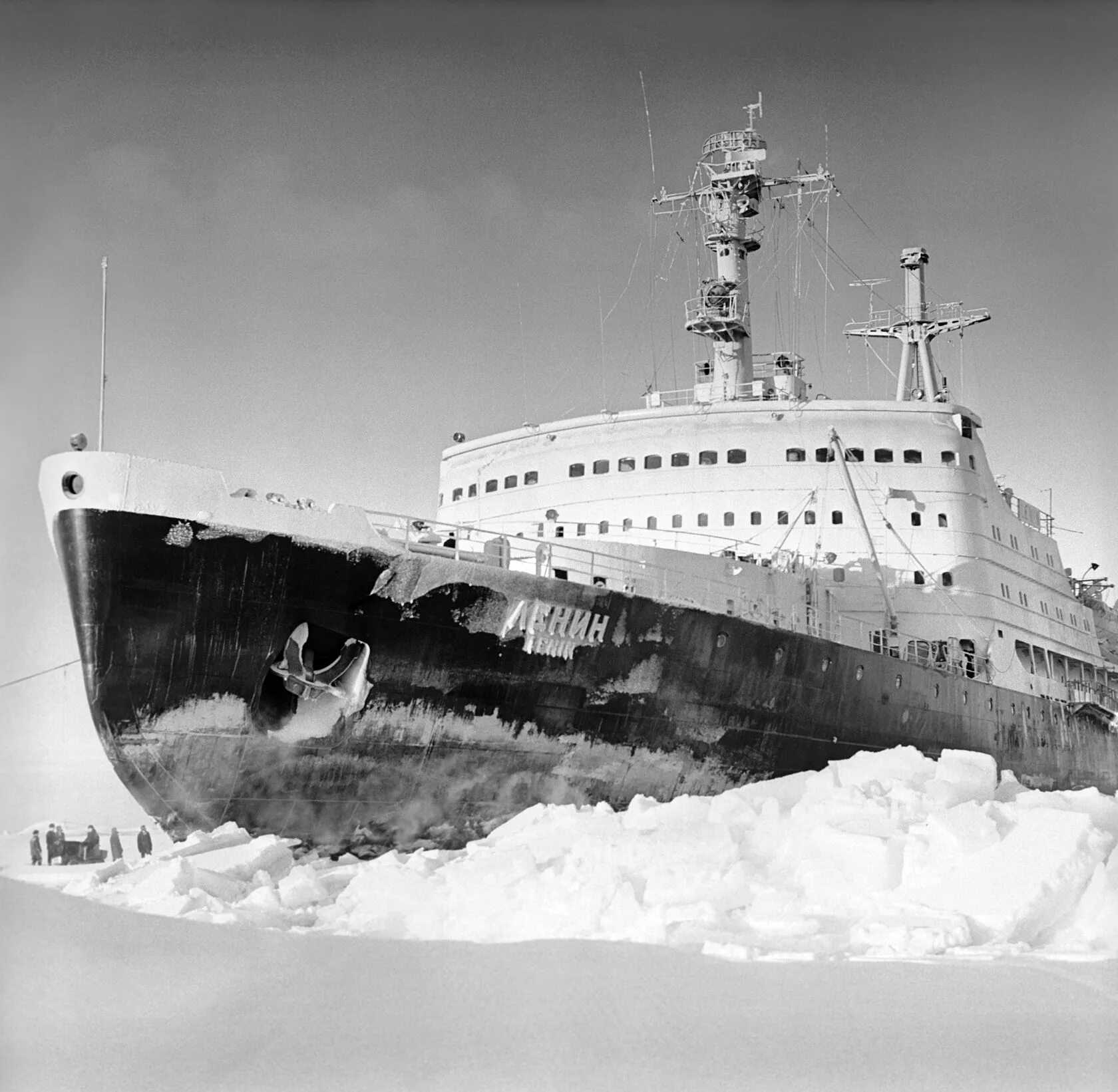 Спуск на воду атомного ледокола ленин. Атомоход-ледокол «Ленин» 1959. Атомный ледокол Ленин 1957. Атомоход Ленин. Атомоход ледокол Ленин.