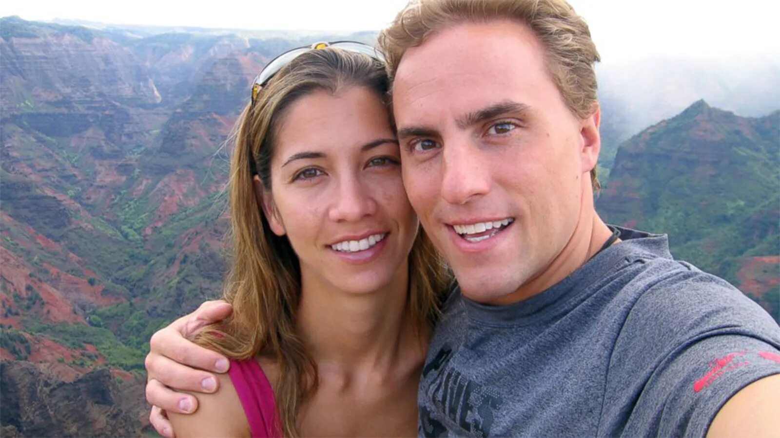 Мужчина и женщина любовь. Still a couple. Still a couple. Пара обнимается. Счастливые влюбленные.