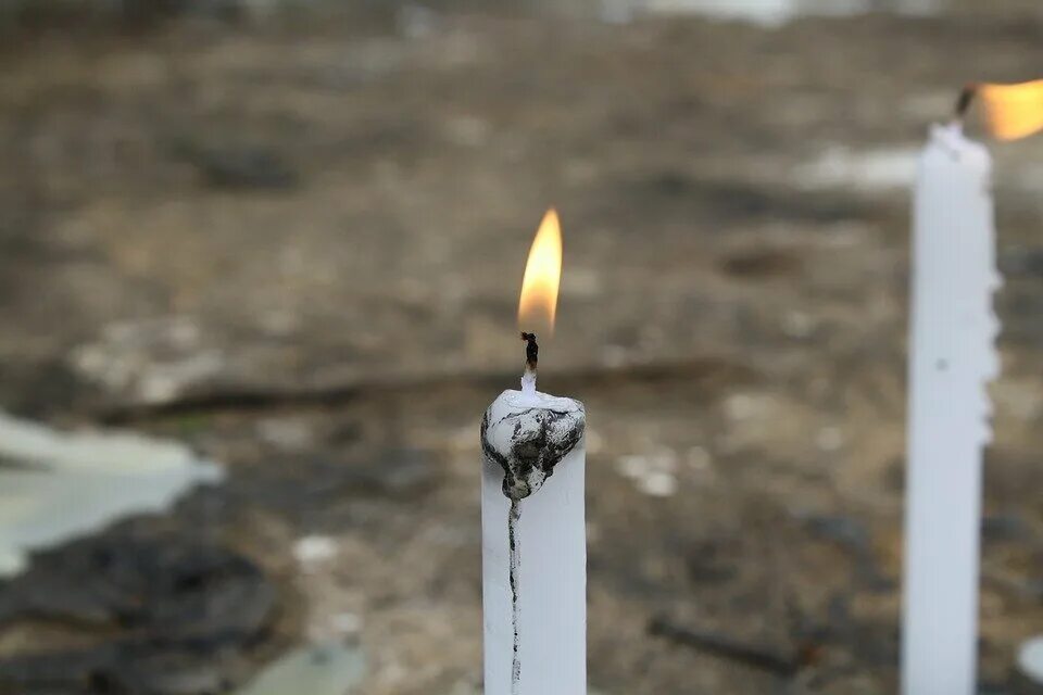 Свечка на кладбище. Свечка могильная. Магические ритуалы на кладбище. Свечи на могиле на кладбище. Кладбищенские свечи.