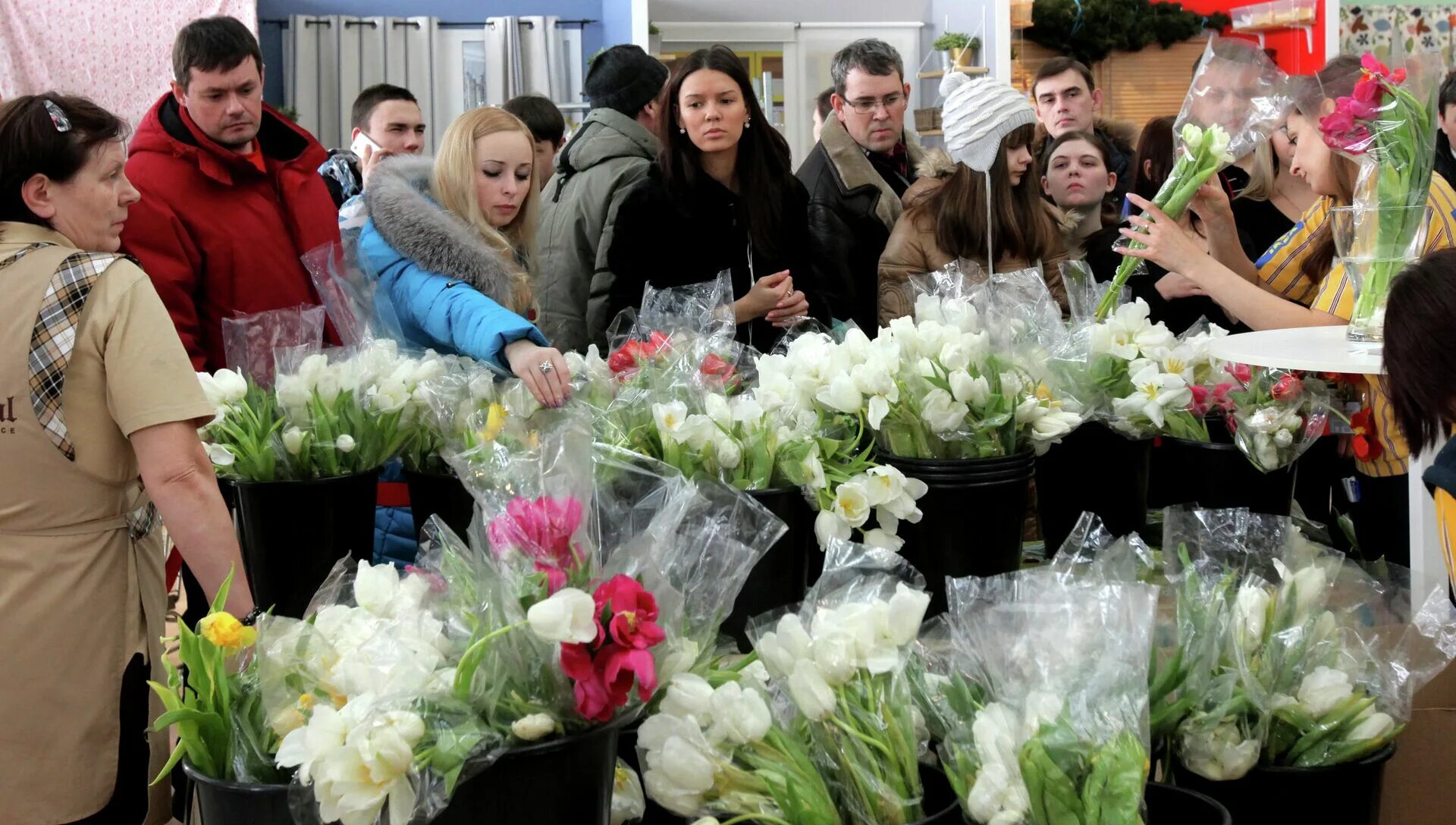 Цветочный магазин подари. Очередь в магазине цветов. Очередь в цветочный магазин. Очередь за цветами.