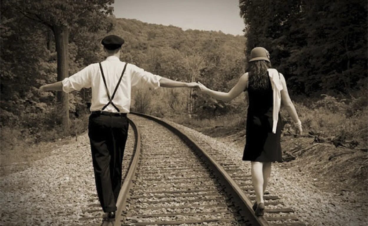 Люди в городе. Пешеход на дороге. Человек идет по дороге. People don t use this road. Somebody в пассиве.