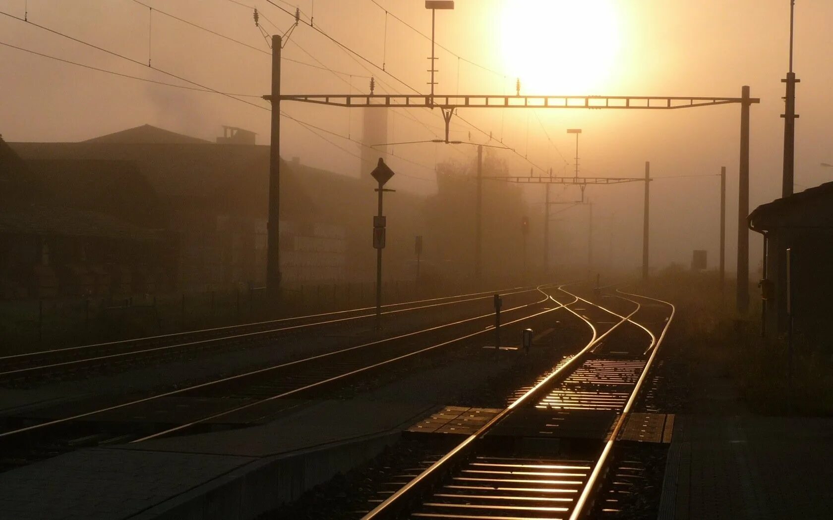 Движение поезда по рельсам. Эстетика железной дороги. Железная дорога закат. Станция туман. Ночной поезд.