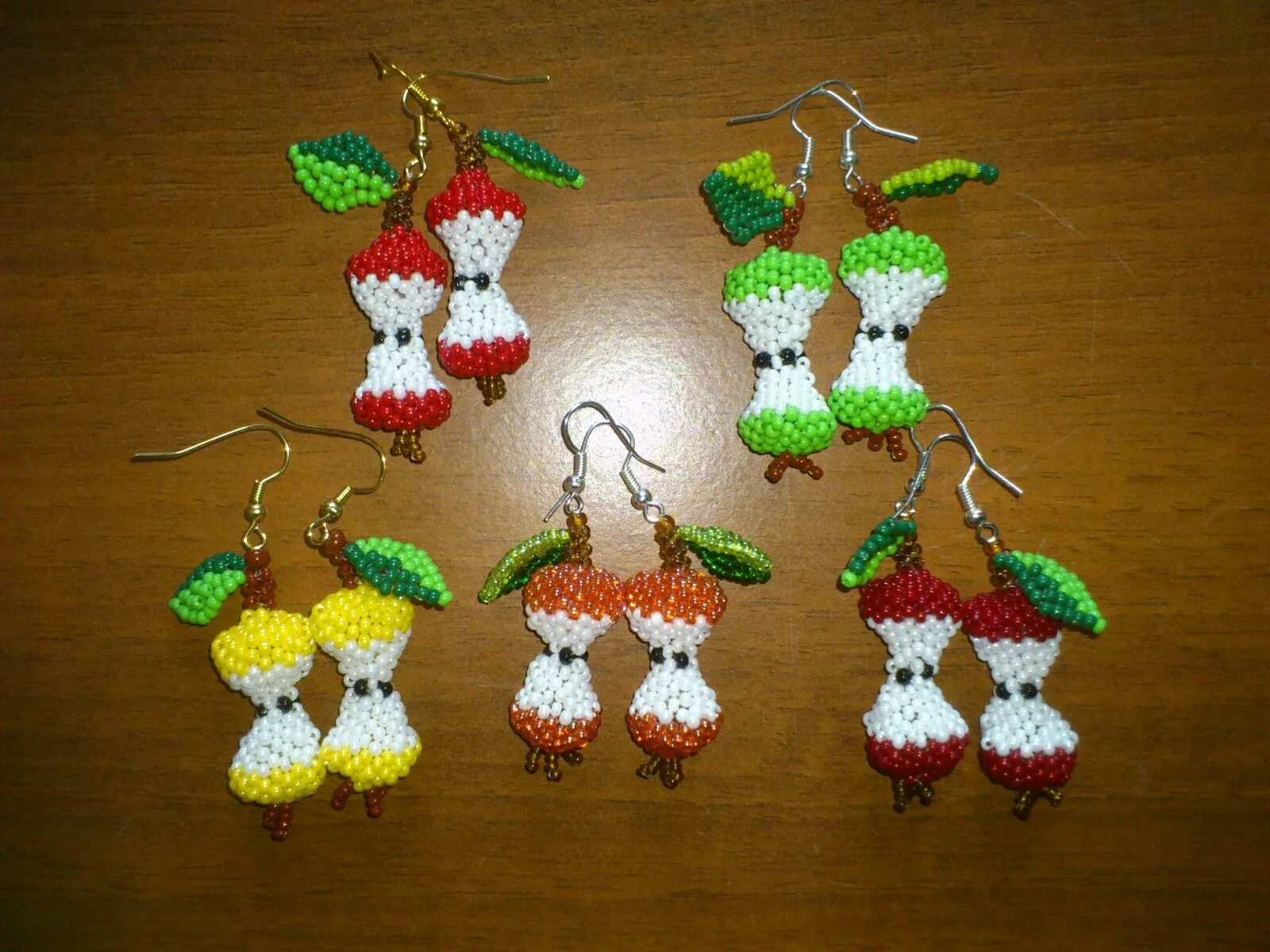 серьги из бисера детские. детские сережки из бисера. серьги из бисера. сережки из бисера для детей. серьги кирпичным плетением.