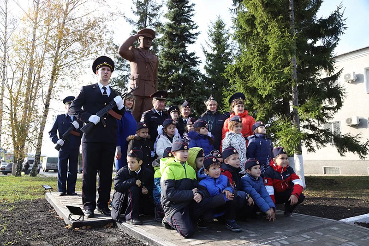 Памятник милиционеру в Белгороде. Строитель Белгород. Строитель (город). Памятник в поселке Строитель Белгородская область. Погода город строитель белгородской