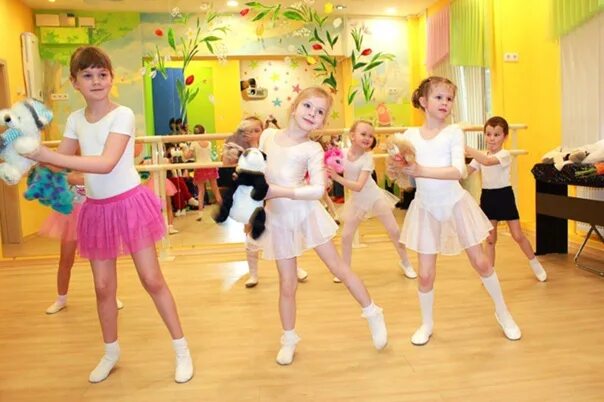 Танец детям под песню. Танцы в детском саду ритмика дети. Легкий танец для детей. Детские танцы для малышей с движениями. Танец для девочек старшей группы.