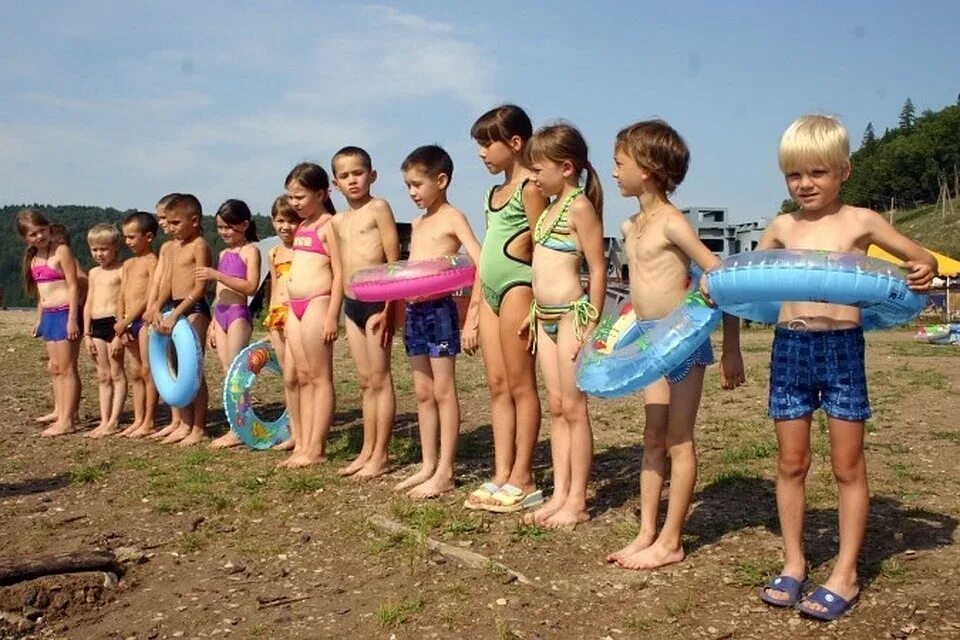Купание детей в лагере. Детский лагерь пляж. Детский лагерь купаться. В лагере на пляже. Купание в лагере