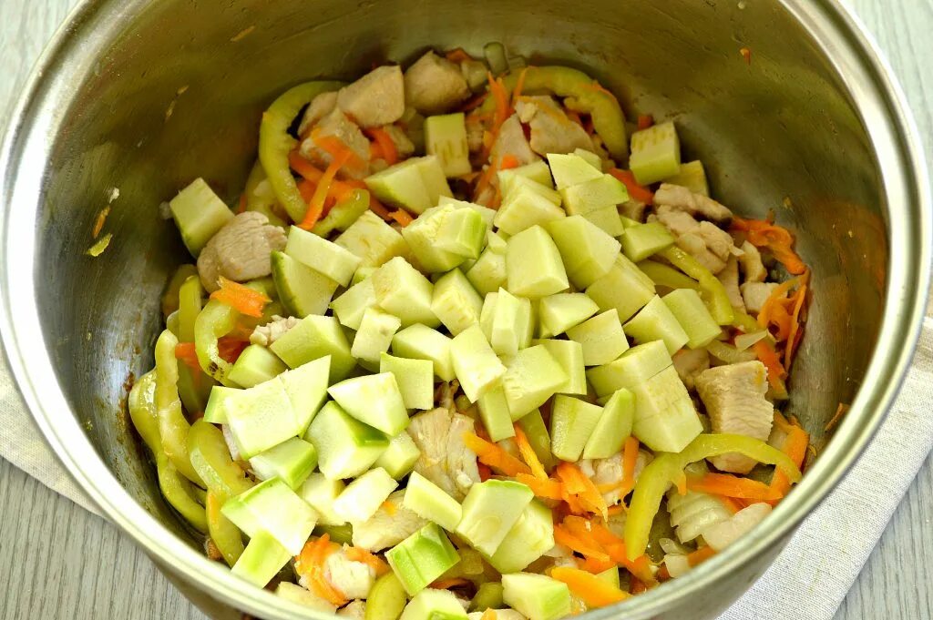 Пошаговый рецепт рагу картошка кабачки. Рагу с грудкой и картошкой. Рагу с кабачками и картошкой и курицей в кастрюле. Овощное рагу с капустой и курицей. Рагу из кабачков и капусты.