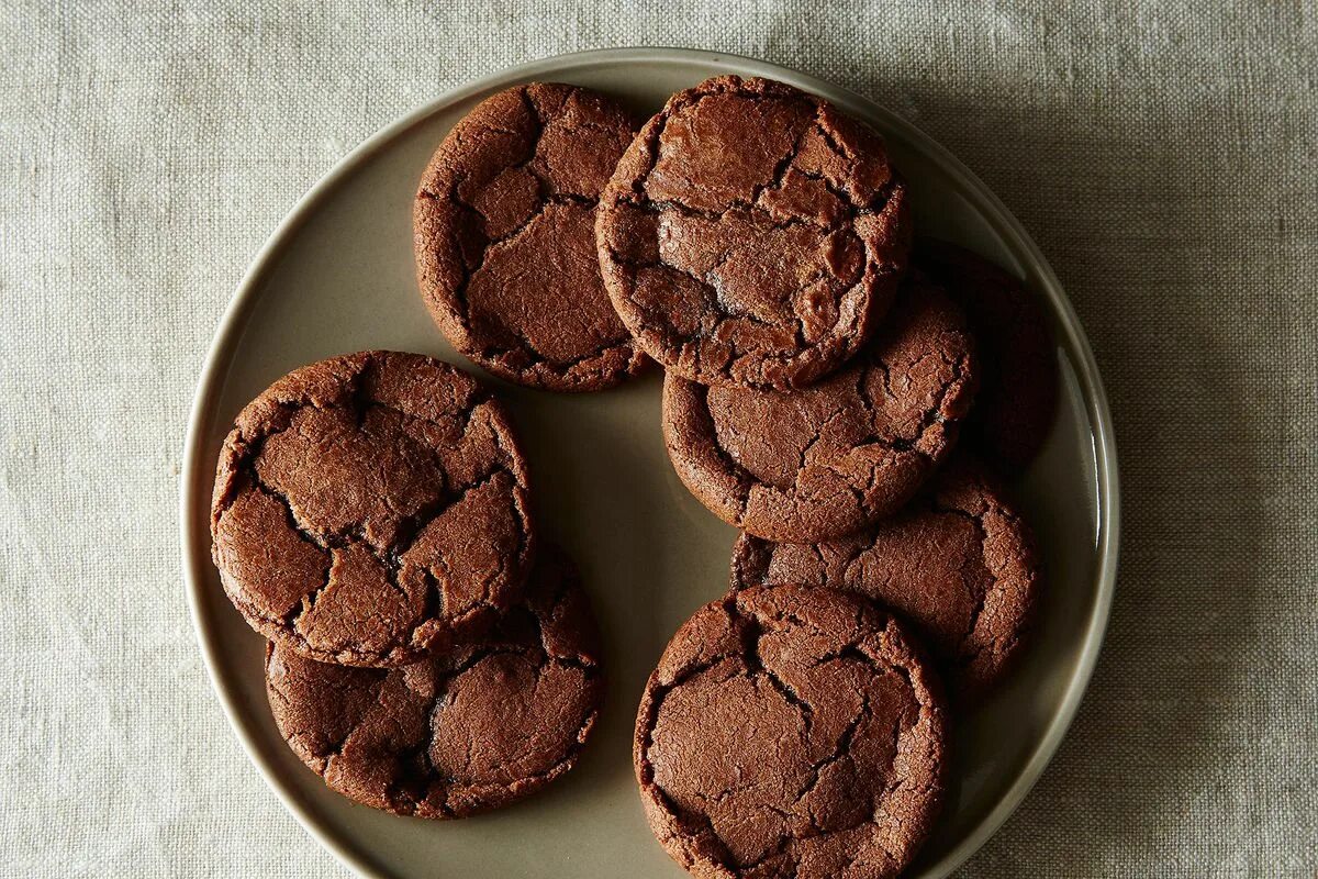 Only cookie. Шоколадное печенье. Круглое шоколадное печенье. Шоколадные круглые печеньки. Печеньки с шоколадом.