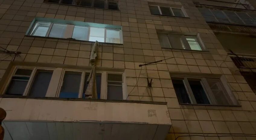 В тюмени мужчина выпал из окна. Гимназия 175 казань теракт. Выпрыгнула из окна казань. Выпрыгнула из окна казань. Гимназия 175 казань стрельба.