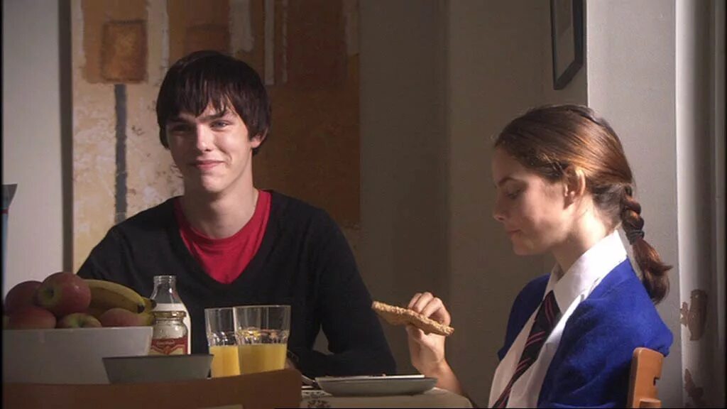 Николас холт великая. Брат молокососы. Николас холт скинс. Молокососы эффи и тони. Николас холт скинс.