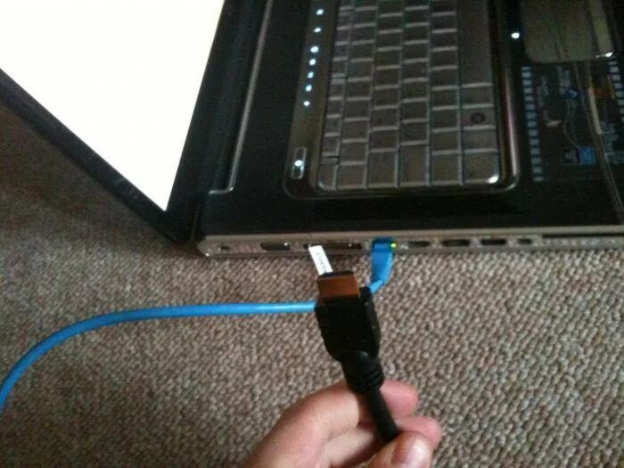 Подключить ноутбук через. Подсоединить ноутбук к ноутбуку. Подключается ноутбук к телевизору Acer. Два провода от монитора ноутбука. Соединяем провода от дисплея на ноутбуке.