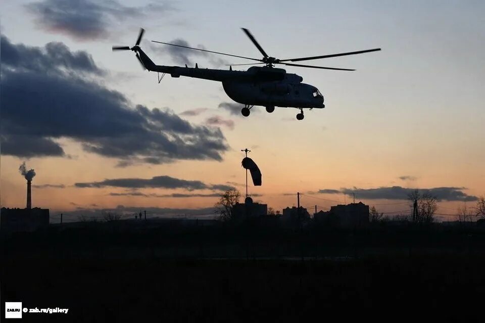 Вертолет над железногорском. Ми-8 Камчатка. Ми8 вертолет МЧС Камчатка. Вертолет санитарной авиации Чита. Вертолет ми 8 Камчатка.