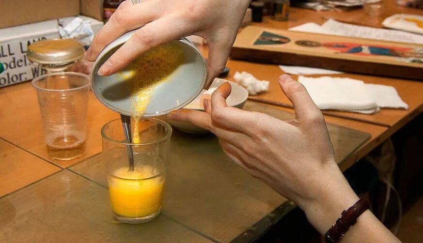 Яичные темперные краски. Яйца сахар соединяют. Яичные краски в старину. В эту краску добавляют яичный. В эту краску добавляют яичный.