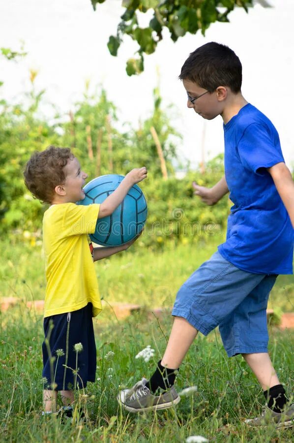 My brother plays football. Дети играют в мяч. Братья играют. Брат играет с мячом. Дети 2 брата играют.