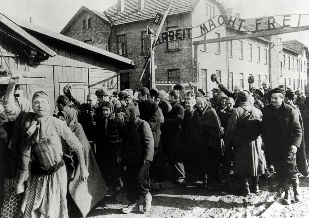 Освобождение лагеря смерти. Освобождение узников Освенцима 1945. Лагерь Освенцим в годы Великой Отечественной войны 1941-1945. 27 Января 1945 г. - советские войска освободили узников Освенцима. Освобождение узников концлагеря Освенцим.