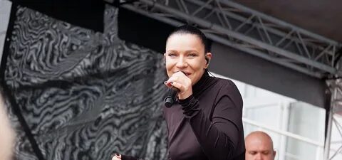 Певец спел