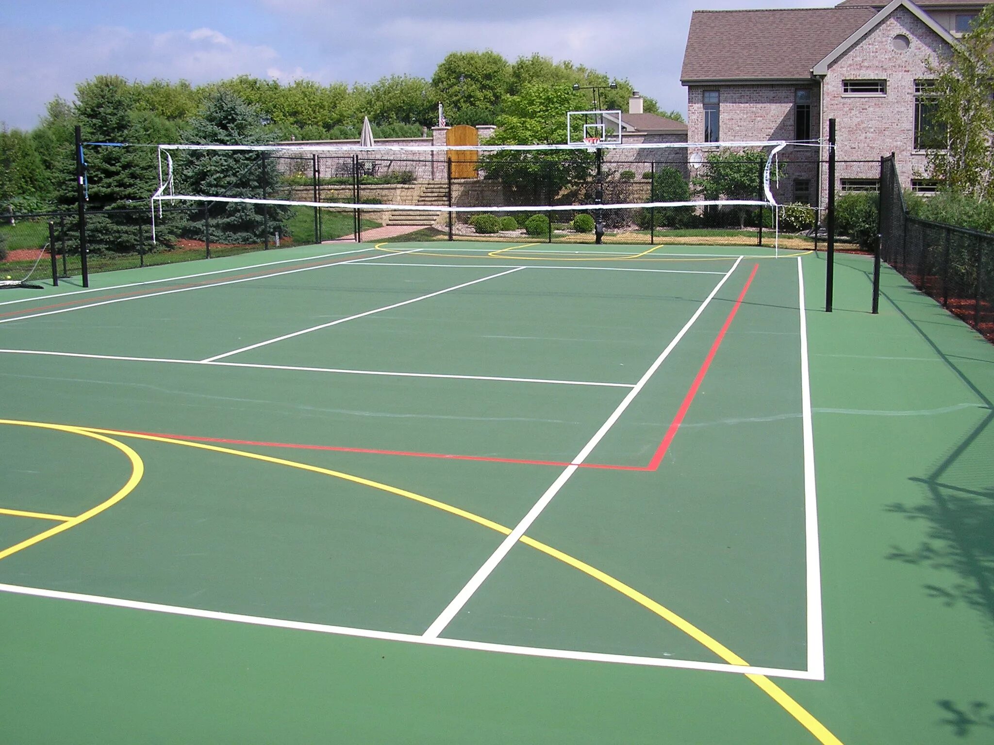 поле для волейбола на улице. волейбольная площадка на даче. аренда волейбольной площадки. дубровка волейбольный зал. волейбольная площадка зал.