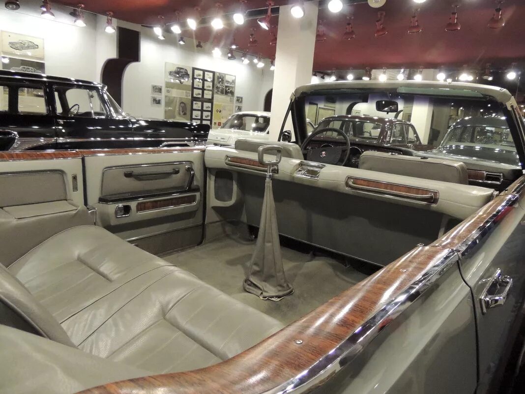 салон парадная. гардеробная входная зона. парадная комната в доме. салон парадная. особняк воганвуд в онтарио.