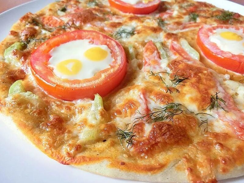 Фокачча с курицей. Пицца сливками и сыр моцарелла. Заливка для пиццы. Заливка для пиццы. Мутти соус для пиццы.