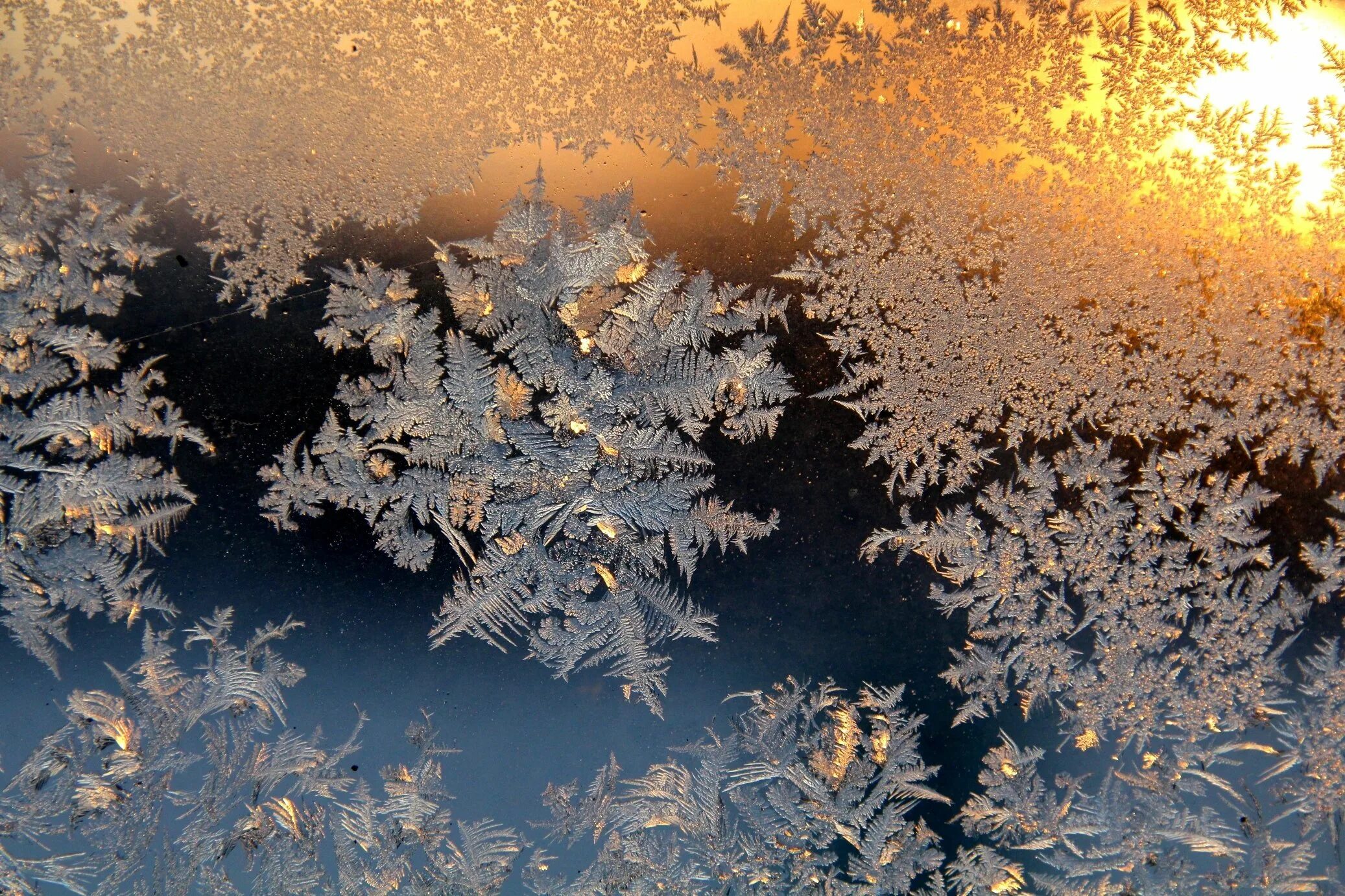 Морозные узоры на стекле фото. Морозные узоры на окне. Морозные узоры. Морозные узоры на стекле фото. Бальмонт морозные узоры.