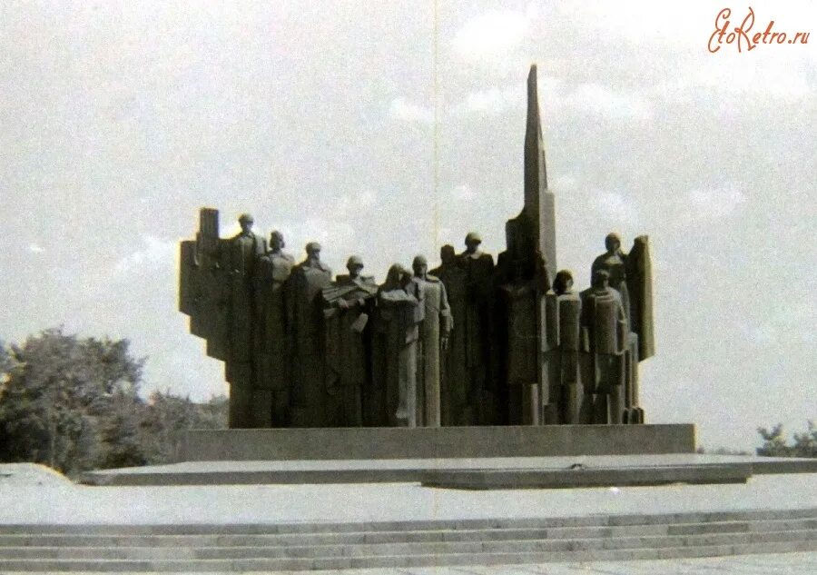 Вечный огонь воронеж памятник славы. Памятник на площади победы воронеж. Памятники вов в воронеже. Обелиск памятника славы воронеж. Мемориал памятник славы воронеж.