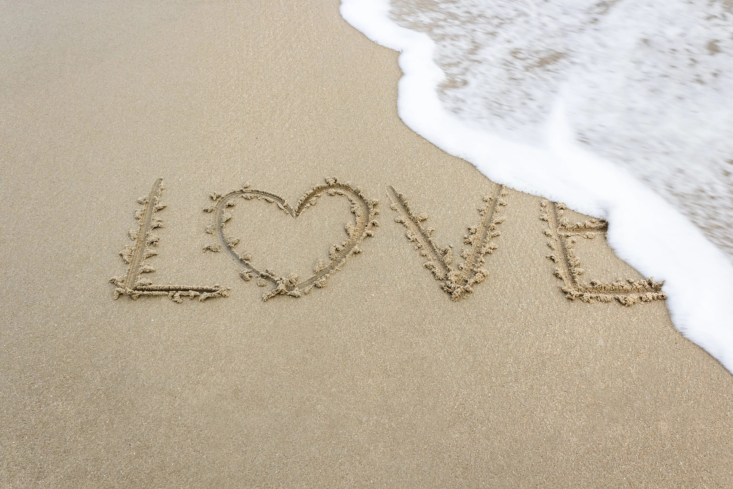 Сердечко на песке. Любовь на песке. Надпись на песке любовь. Надпись на песке на море.