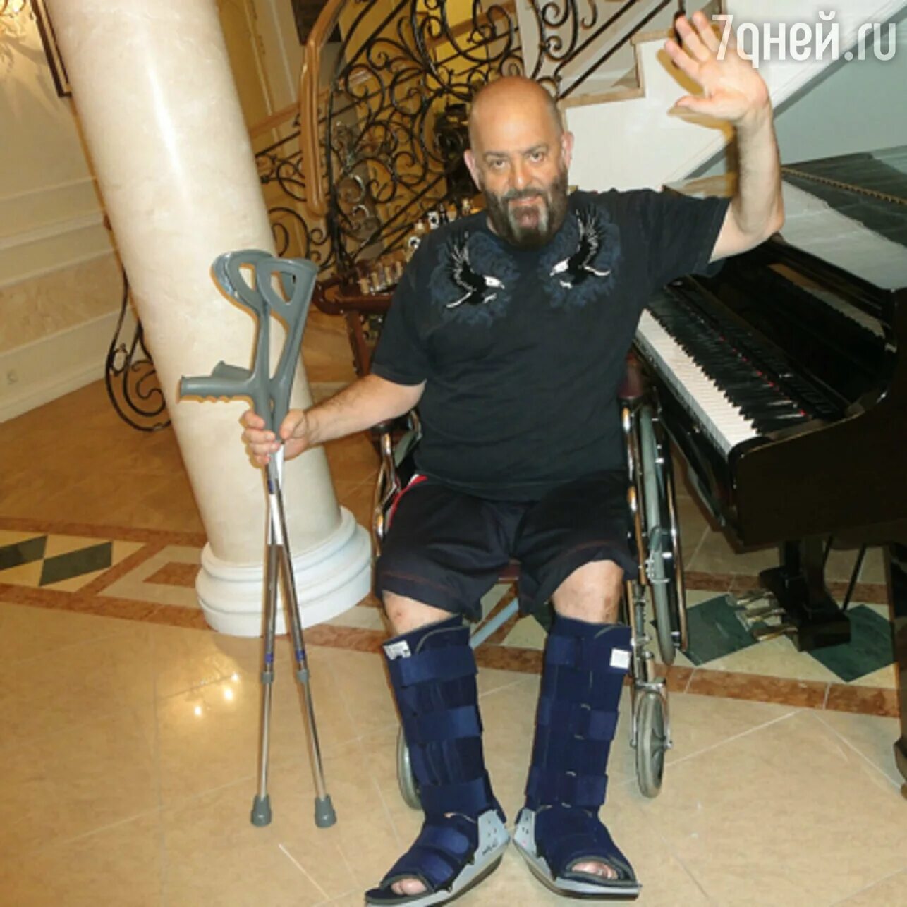 Шуфутинский в инвалидной коляске. Шуфутинский в инвалидной коляске. Михаил шуфутинский 2022. Шуфутинский рост. Шуфутинский готовы.