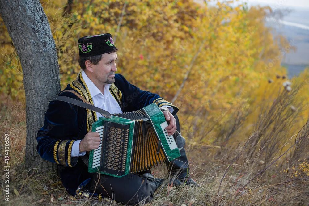 Певец тямаев. Радиф зарипов тамада. Песни парень татарская. Башкирский певец анвар нургалиев. Песня я татарин парень.