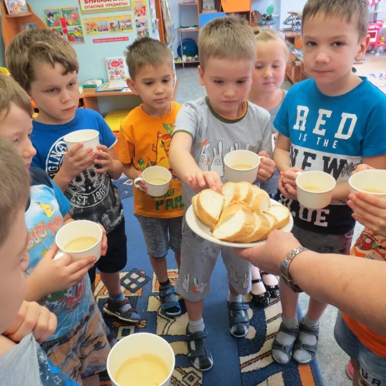 день пирога открытка. софрино-1. дети на занятии в доу. пирог мультяшный. всемирный день пирога в детском саду.