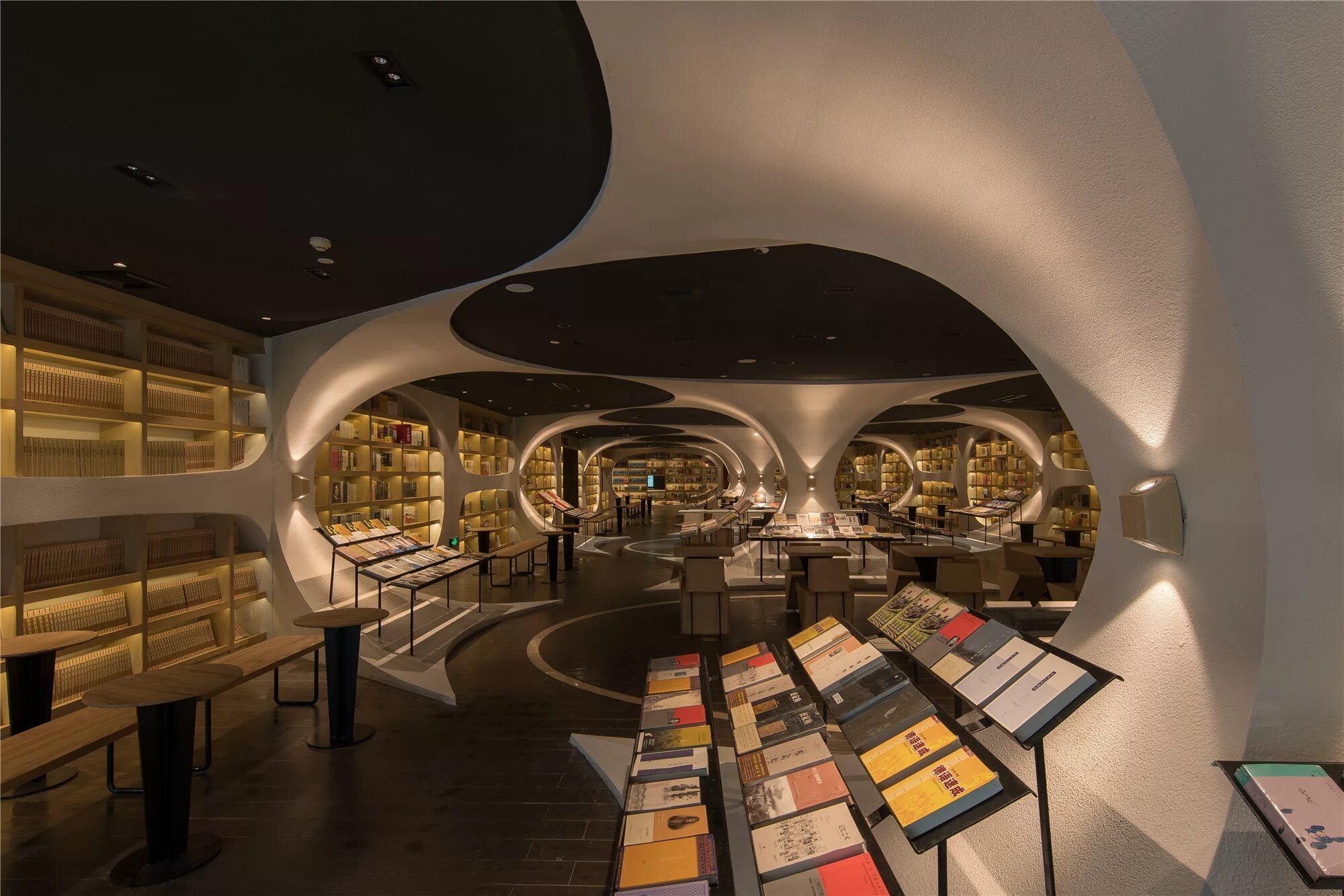 Modern libraries. Yangzhou Zhongshuge. Zhongshuge bookstore, Ханчжоу, Китай. Книжный магазин Zhonghuge в Китае. Книжный магазин Чжуншу в Чэнду.