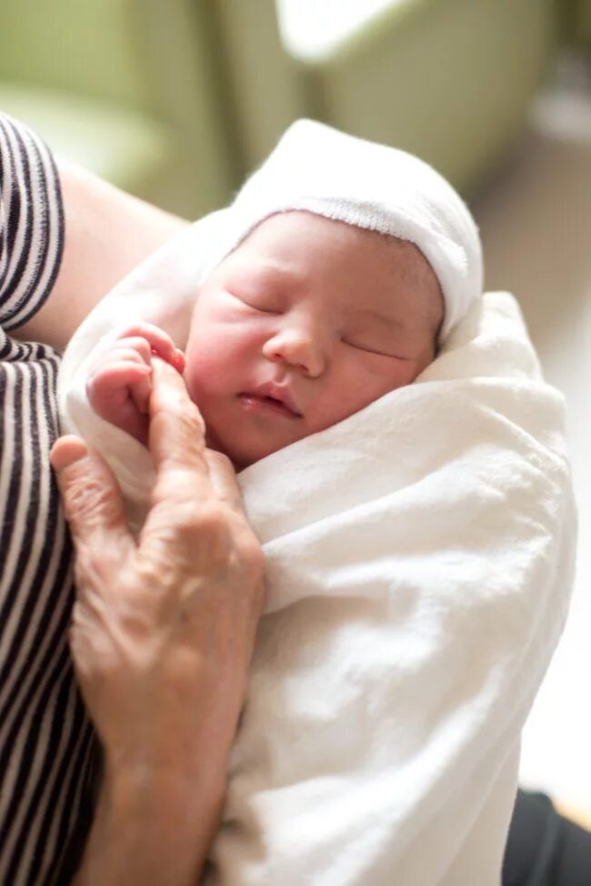 Новорожденный ребенок. Грудной ребенок. Новорожденный на руках. Новорождённые дети на руках. Видеть во сне ребенка грудного на руках