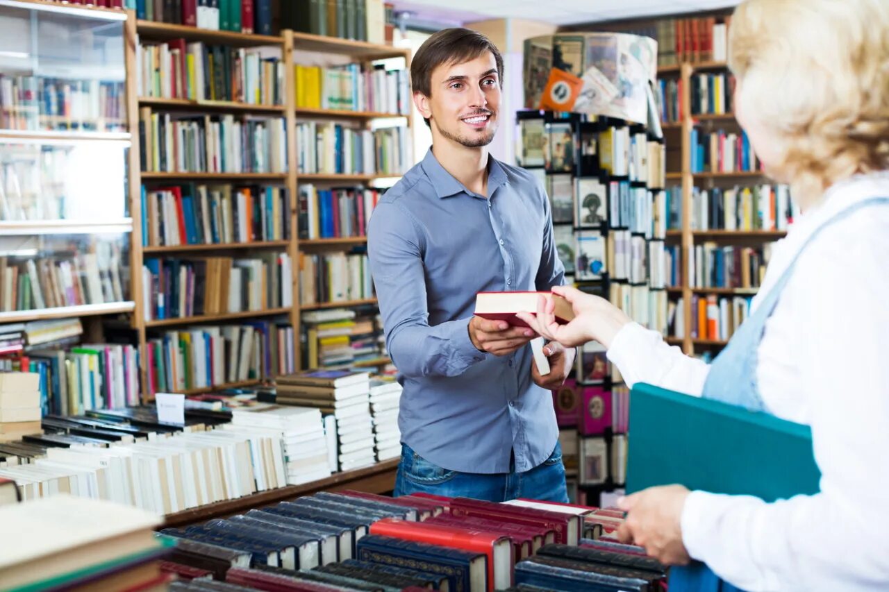 Meet new books. Продавец в книжном. Покупатели в книжном магазине. Продавец книжного магазина. Покупатель в книжном.