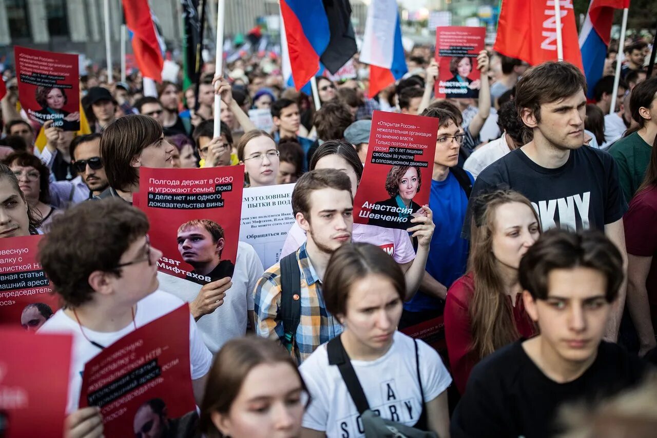 Участие в митингах рф. Молодежь на митинге. Протесты молодежи. Молодежь России в митингах. Молодежь на митинге протеста.