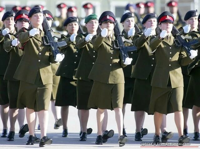 Установите группу военнослужащих женщин. Военная женская форма. Женщины в военной форме. Розовая Военная форма. Военная форма Люксембурга.