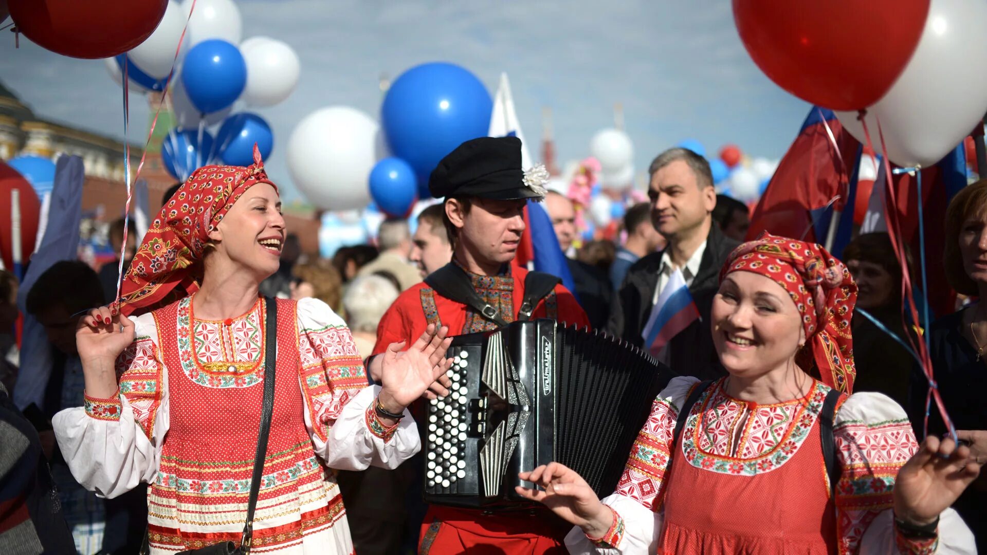 Первомай в России. Первое празднование 1 мая в России. Народные гуляние в мае. Первомай в современной России.