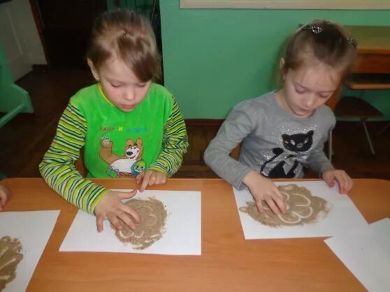 Фотоотчёт по экспериментальной деятельности "Наш любимый песок" во второй младше