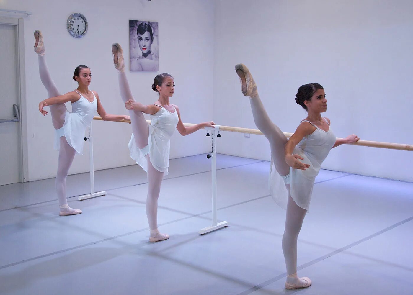 Балерина сколько лет. Балерина сколько лет. Алиса дудкина балерина. Майя плисецкая и волочкова. Ноги балерины в возрасте.