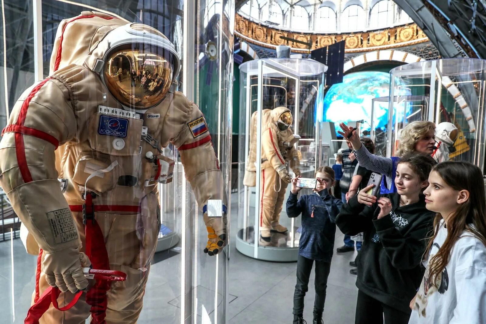 Космонавт на вднх. Космонавт на вднх