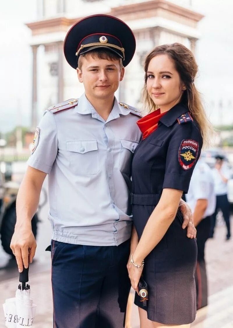 Девушка и парень в форме