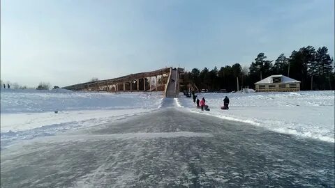 Ледяная горка на берегу залива