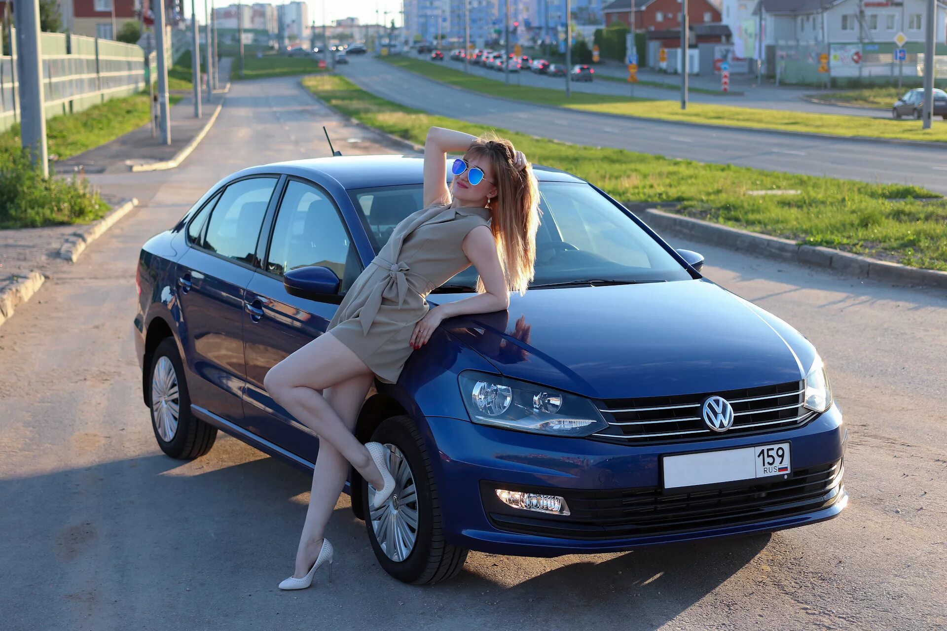 Volkswagen Polo sedan девушки. Фольксваген Пассат 2011 и Фольксваген поло 2011. Фольксваген поло седан синий. Поло седан и Мазда 6. Drive2 volkswagen