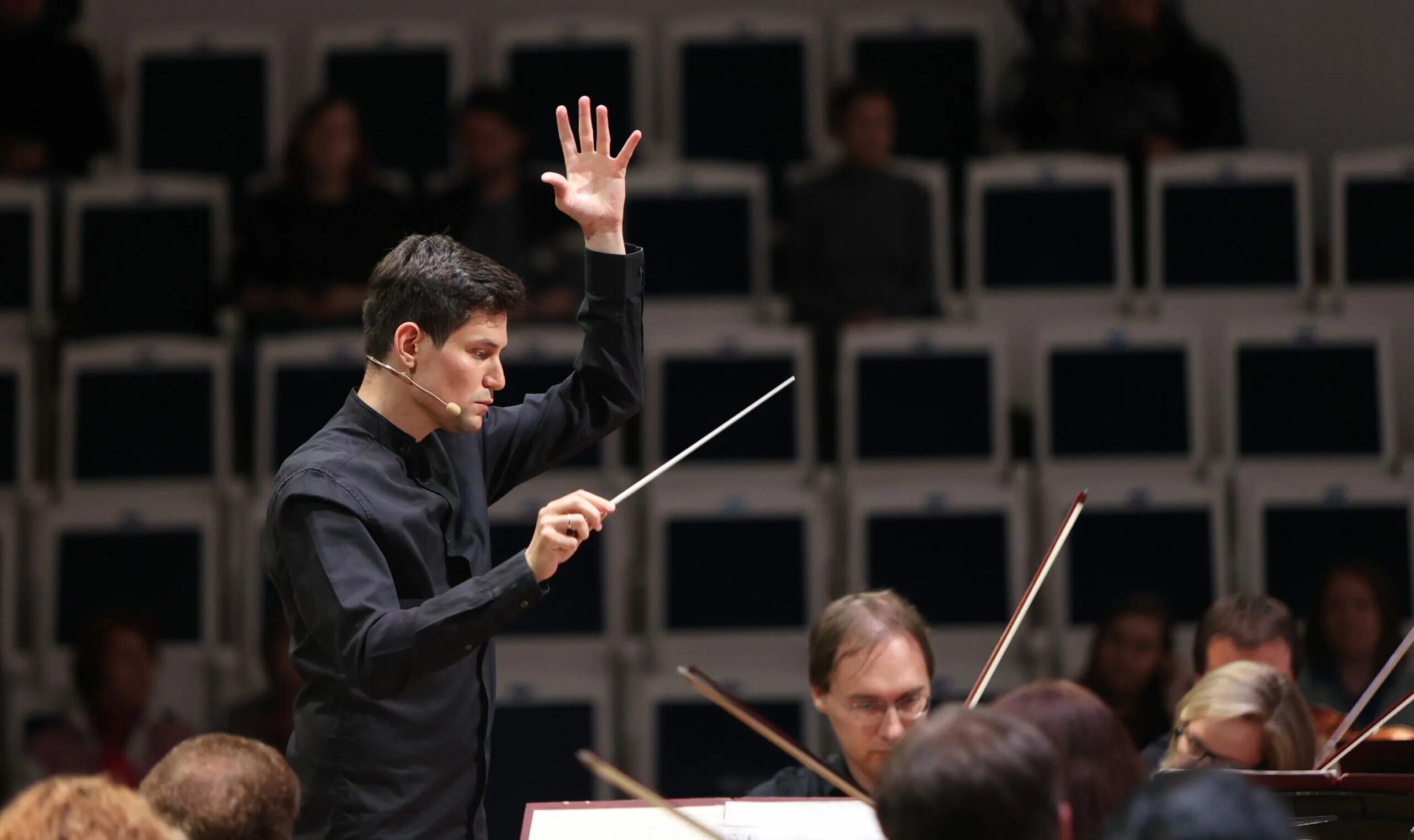 Мусин техника дирижирования книга. Занятие по дирижированию. Кристофер чен дирижер. Мусин техника дирижирования. Мусин дирижер.