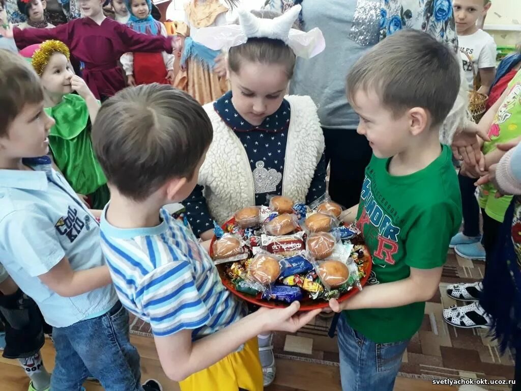 раздает конфеты детям. раздает конфеты детям. раздает конфеты детям. конфеты детям на угощения. магазин игрушек для детей.