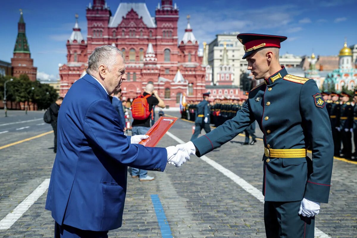 Выпуск на красной площади МОСВОКУ. Московское общевойсковое командное военное училище. МВВКУ Московское высшее командное. Высшее военное командное училище Москва.